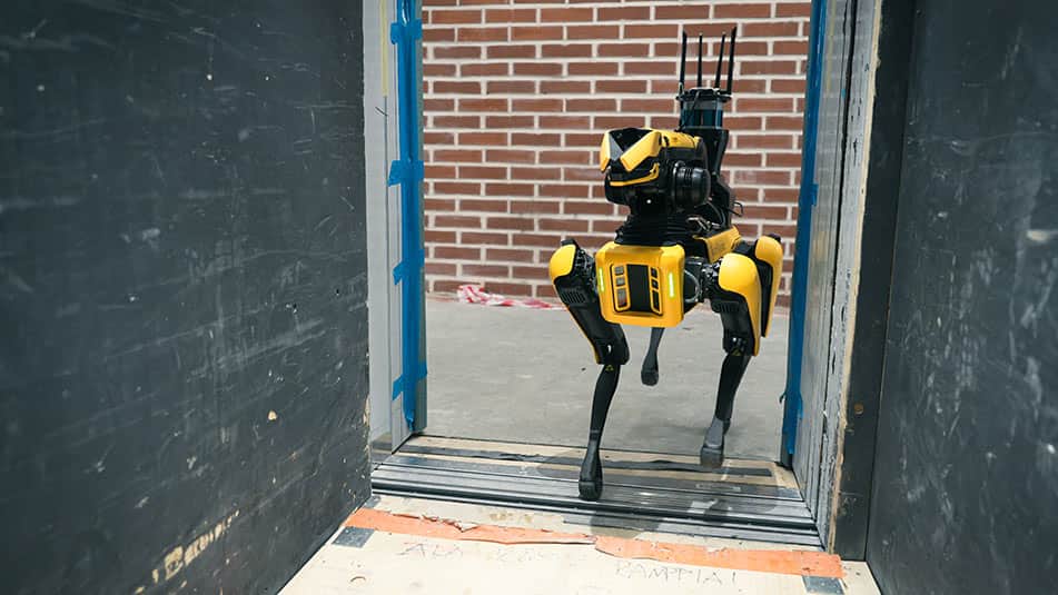 KONE auttaa robottikoira Spotia puhumaan työmaan hisseille, jolloin se pystyy liikkumaan itsenäisesti häiritsemättä ihmisiä.