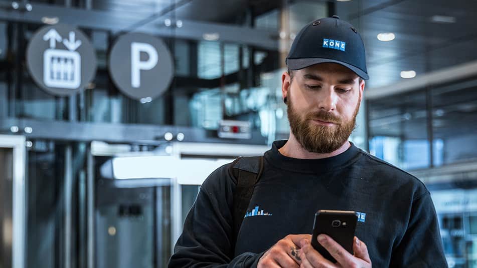 Turvallisten, etänä päivitettävien järjestelmien myötä insinöörit eivät enää joudu yhtä usein käymään paikan päällä huoltamassa hissiä tai liukuporrasta.