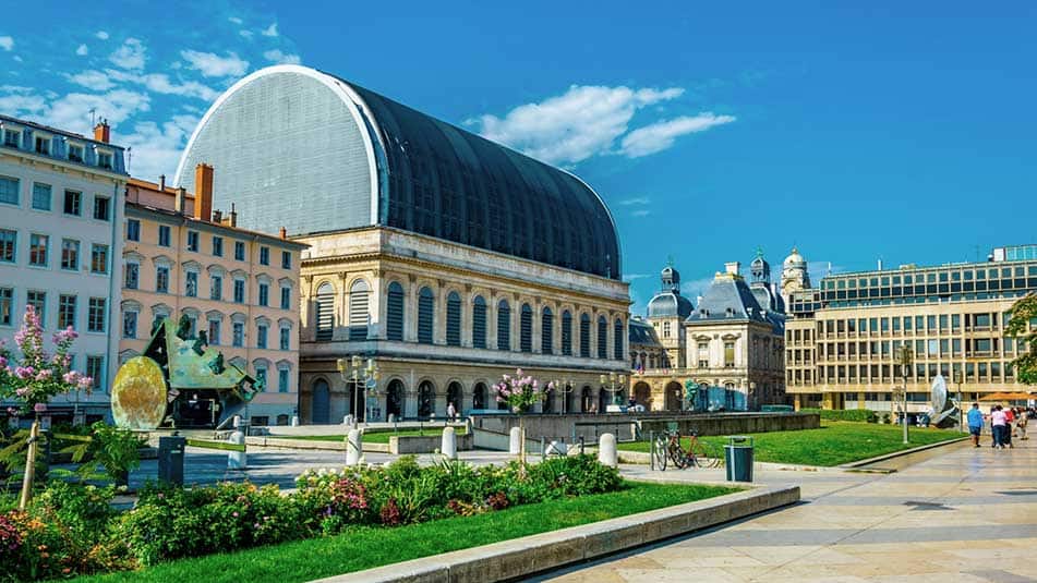 Opéra National de Lyon on 18-kerroksinen arkkitehtoninen voimannäyte. Rakennuksen viiden hissin modernisointiin sovellettiin kiertotalouden periaatteita.