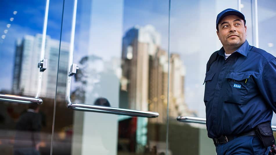 KONE auttaa asiakkaitaan saavuttamaan hiilipäästötavoitteensa toimittamalla ratkaisuja, jotka tukevat vihreää rakentamista ja laitteiden pidempää elinkaarta.