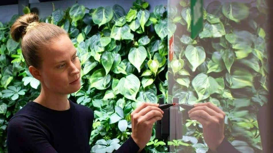 KONEen Strategic Design for Innovation -tiimin jäsen Etti Seppä auttaa asiakkaita ennustamaan käyttäjien tulevia tarpeita.